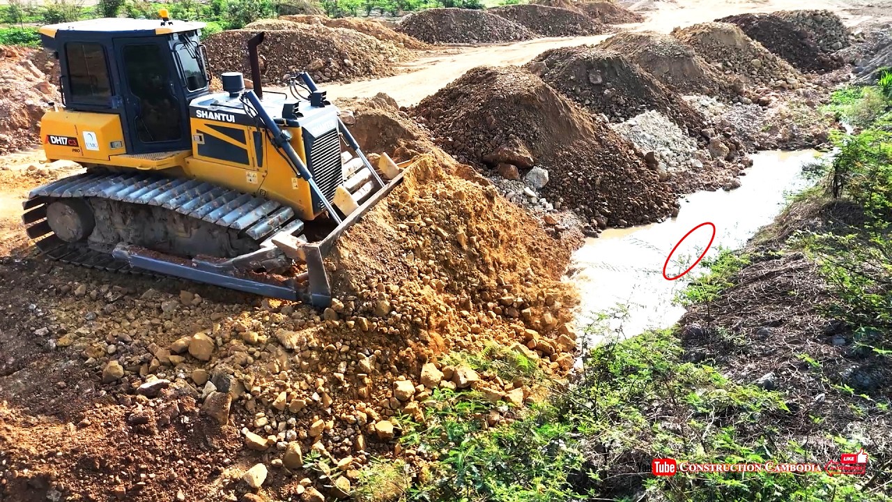 Heavy Machinery Teamwork! Skills Dozer Pushing Soil Into Water Hole & Dump Truck Landfill Operation