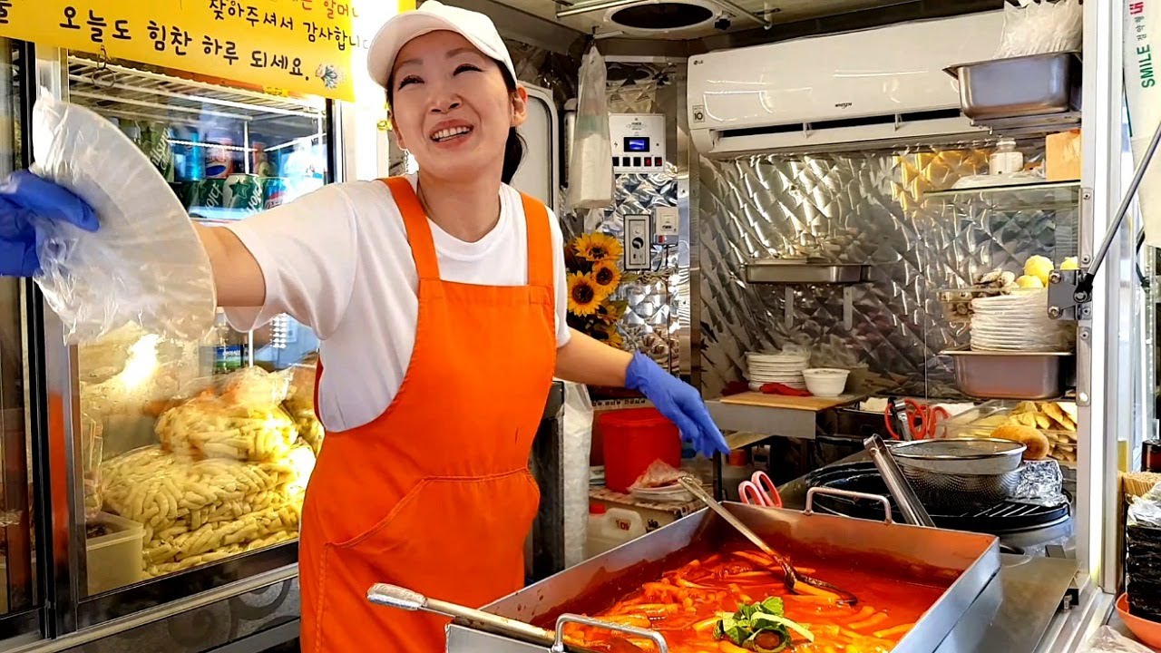 Popular snacks in the Korea market - Food truck / korean street food / 떡볶이, 꼬치, 튀김, 순대 - 서울 분식 맛집