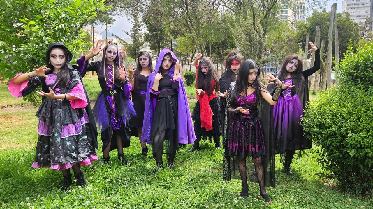 Aquelarre de brujas. Turno regular de jovenes 💙🎃🎬💜 Halloween 2025