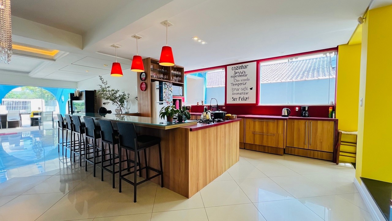 BELÍSSIMA CASA A APENAS 1 QUADRA DO MAR, NA EXUBERANTE PRAIA DOS AÇORES EM FLORIANÓPOLIS!