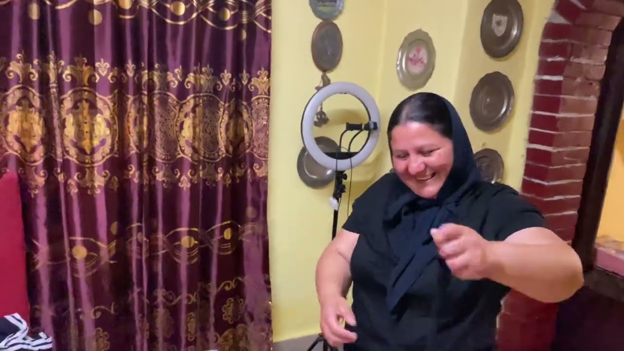 Șoc CE LENJERIE A ADUS BUCĂTARUL CUTUNITEI