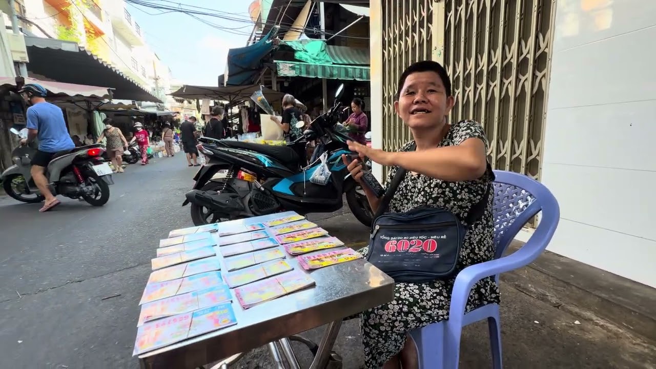 Thủy khờ hôm nay bán vé số tại chợ Lê Hồng Phong 