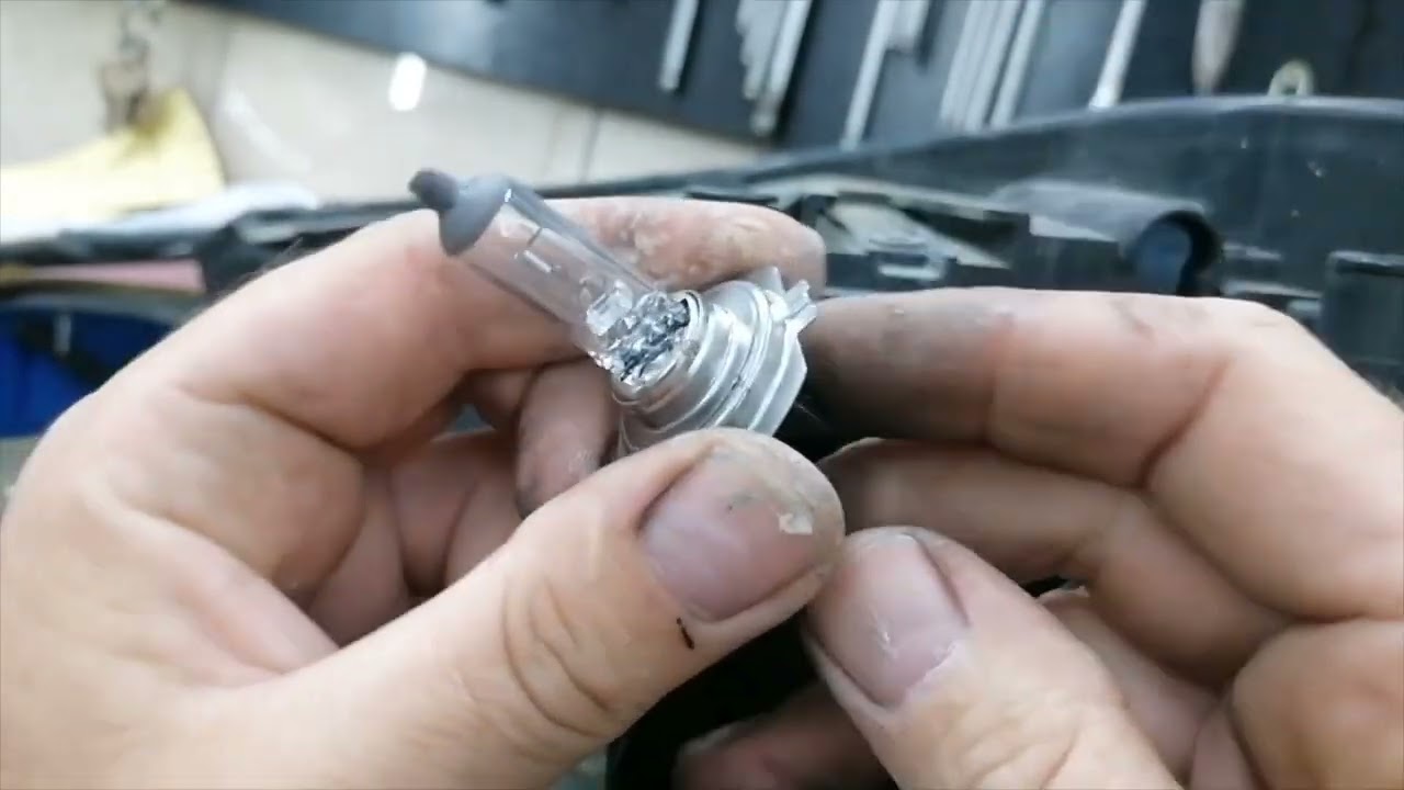 How to Replace Headlight Bulb Audi A1