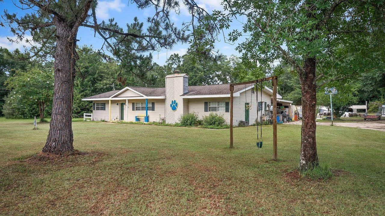 House in Florida with 2040 Sq Ft and 1.34 Acres!