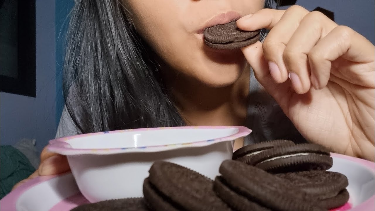 ASMR comiendo galletas oreos con leche 🥛🍪