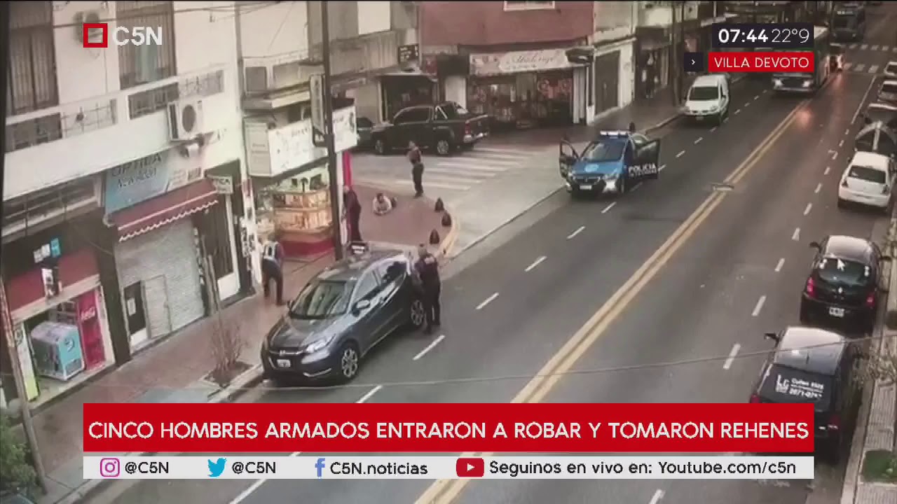 Cinco hombres armados entraron a robar a una joyería de Villa Devoto y tomaron rehenes
