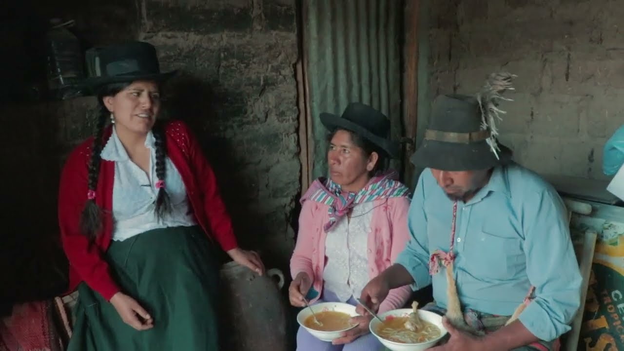 Vecina le dio rico caldo de su propia gallina 🤣😂