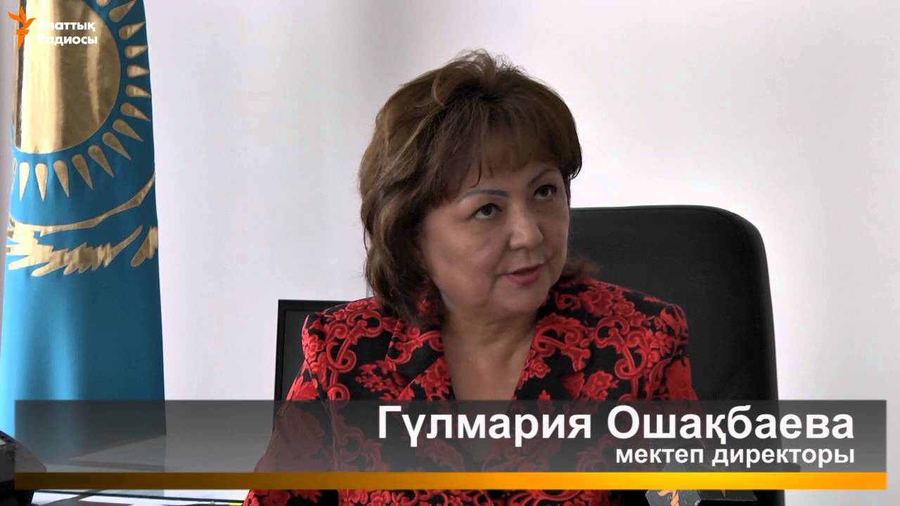 Мектеп директоры ағылшынша сабақ беретін маман жетіспейтінін айтады
