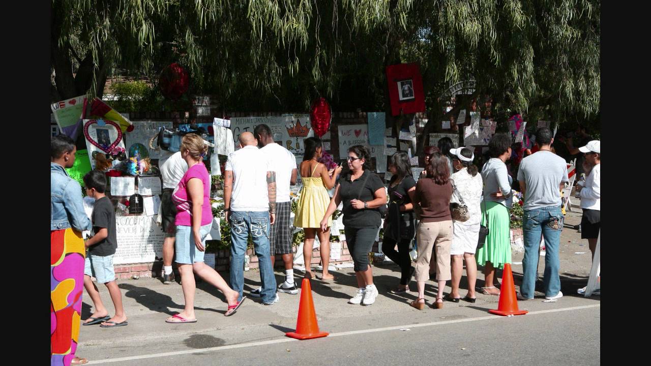 Michael Jackson Encino Memorial &ndash; Fans Gathering (06/27/09)