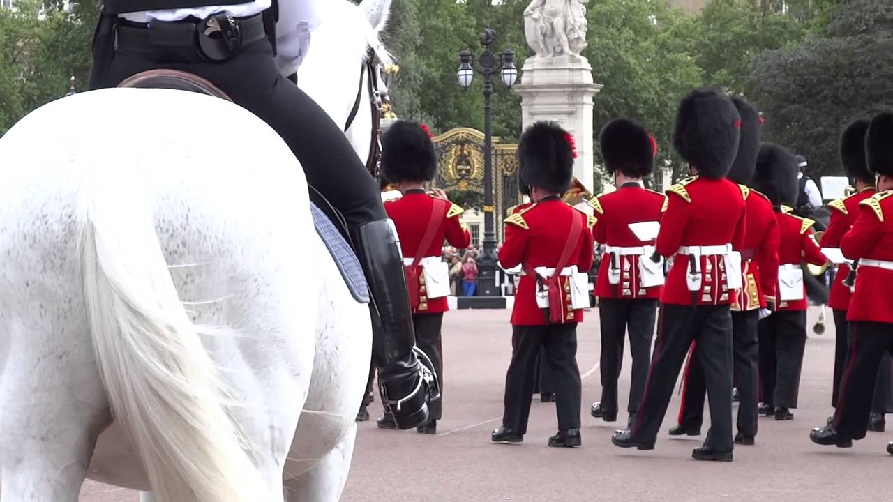 Changing the Guard parade LONDON バッキンガム宮殿 近衛兵交代式のバンドパレード