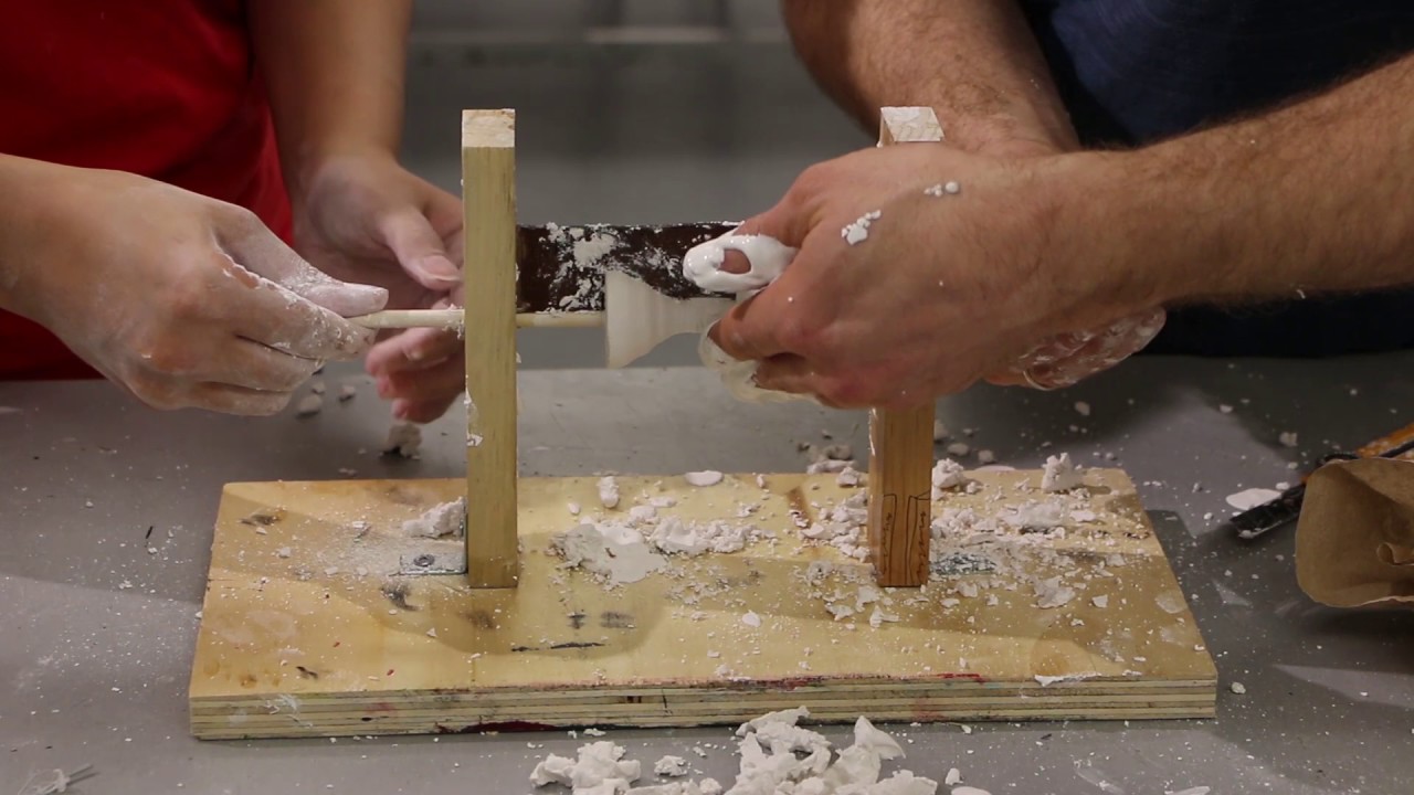 Façonner une pièce circulaire en plâtre par callibrage