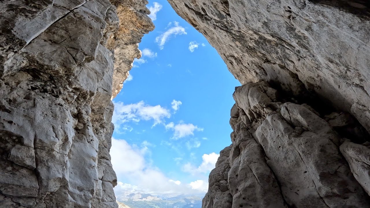 Trek dal Rifugio Kostner costeggiando i paretoni verticali del Sass Pordoi fino a Passo Pordoi
