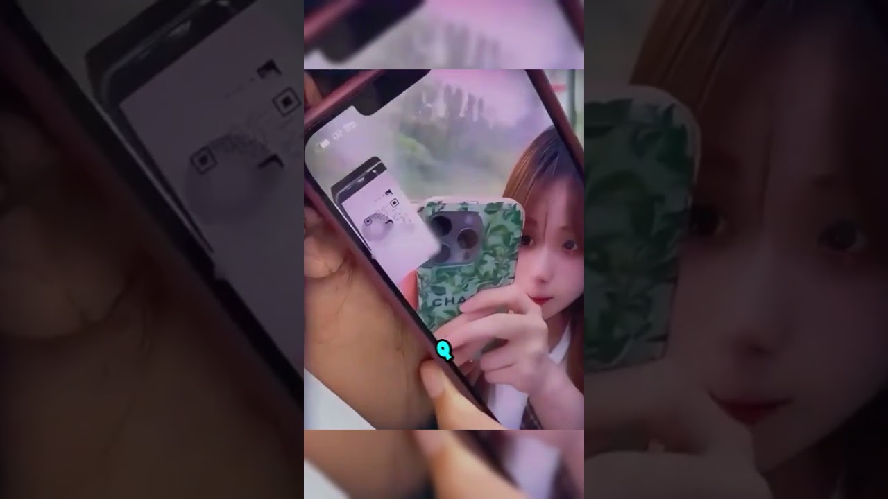 L'uomo seduto accanto a lei era in videochiamata