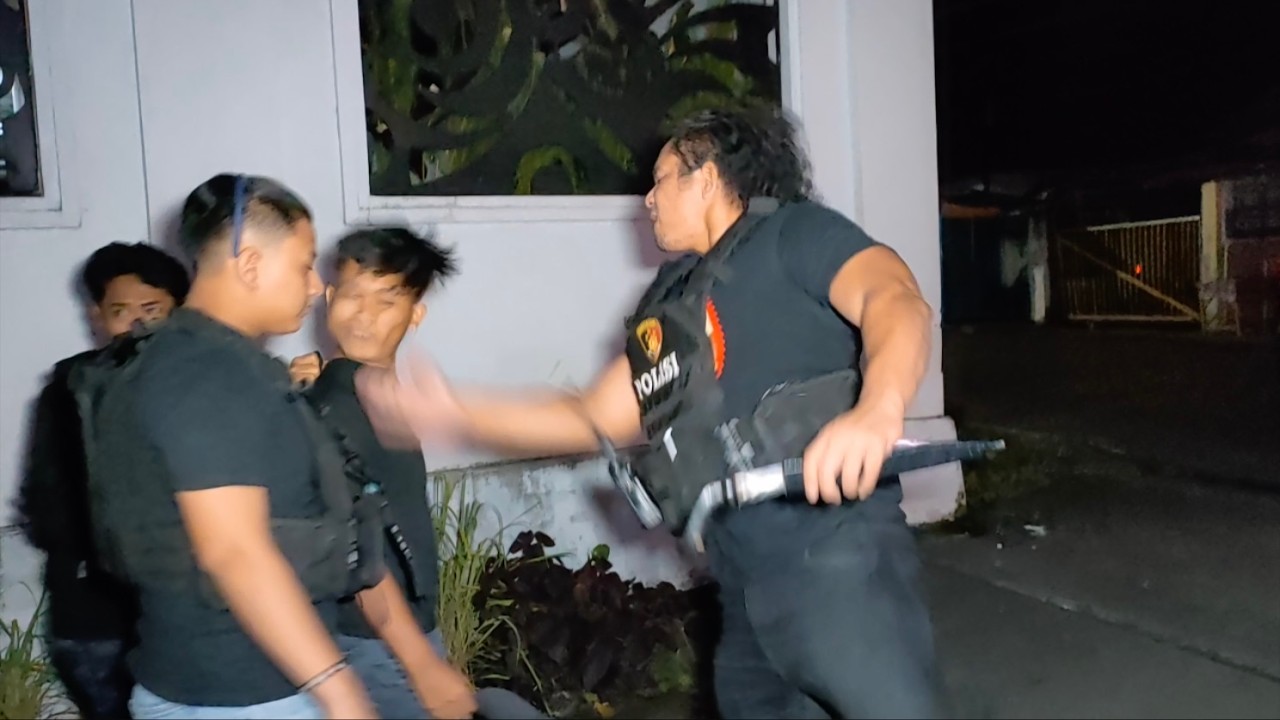 KETAHUAN! PRIA BERBAJU HITAM SIMPAN SAJAM SAAT DITANGKAP TIM TARSIUS