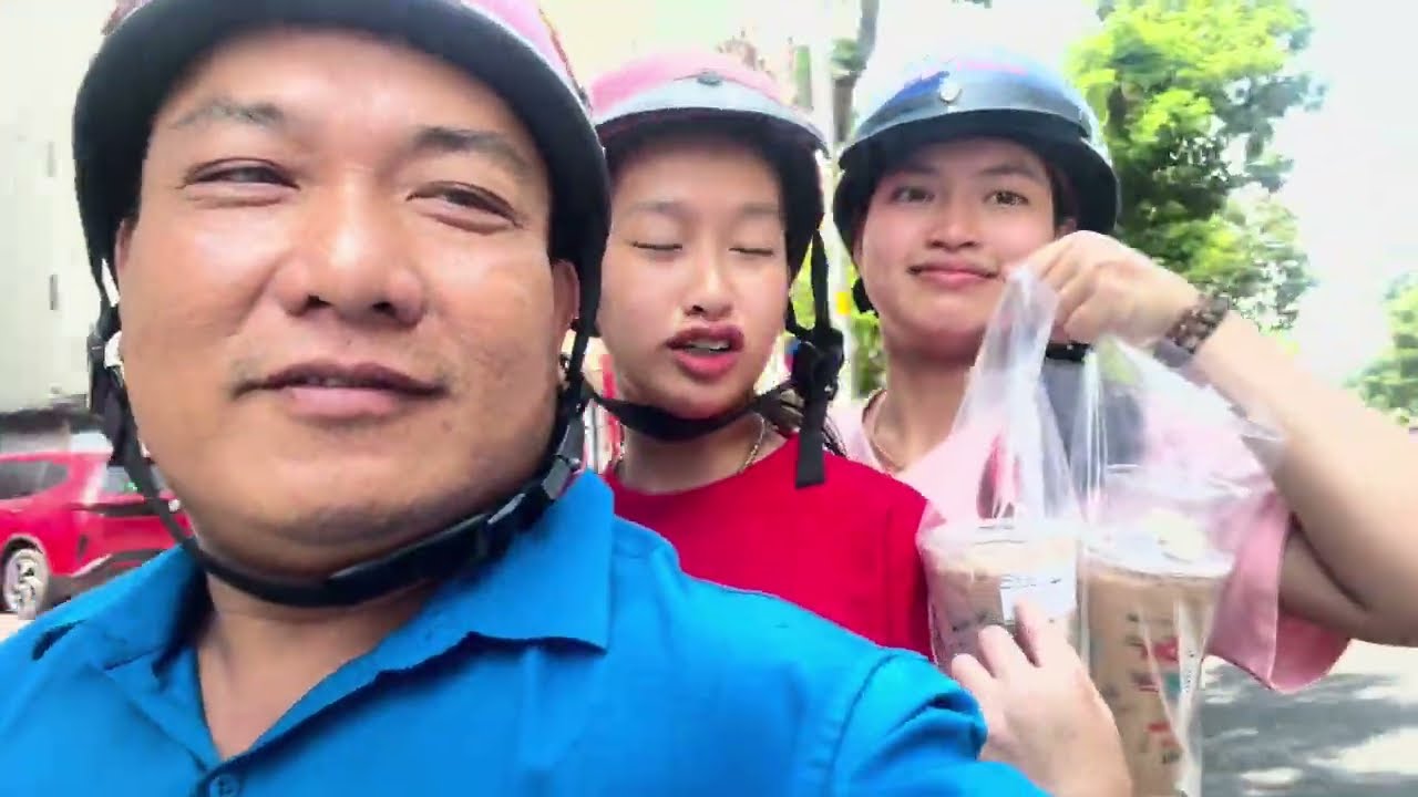 GIA ĐÌNH HIẾU NGHĨA  ĐI ĂN HỦ TIẾU KHÔ VÀ UỐNG TRÀ SỮA