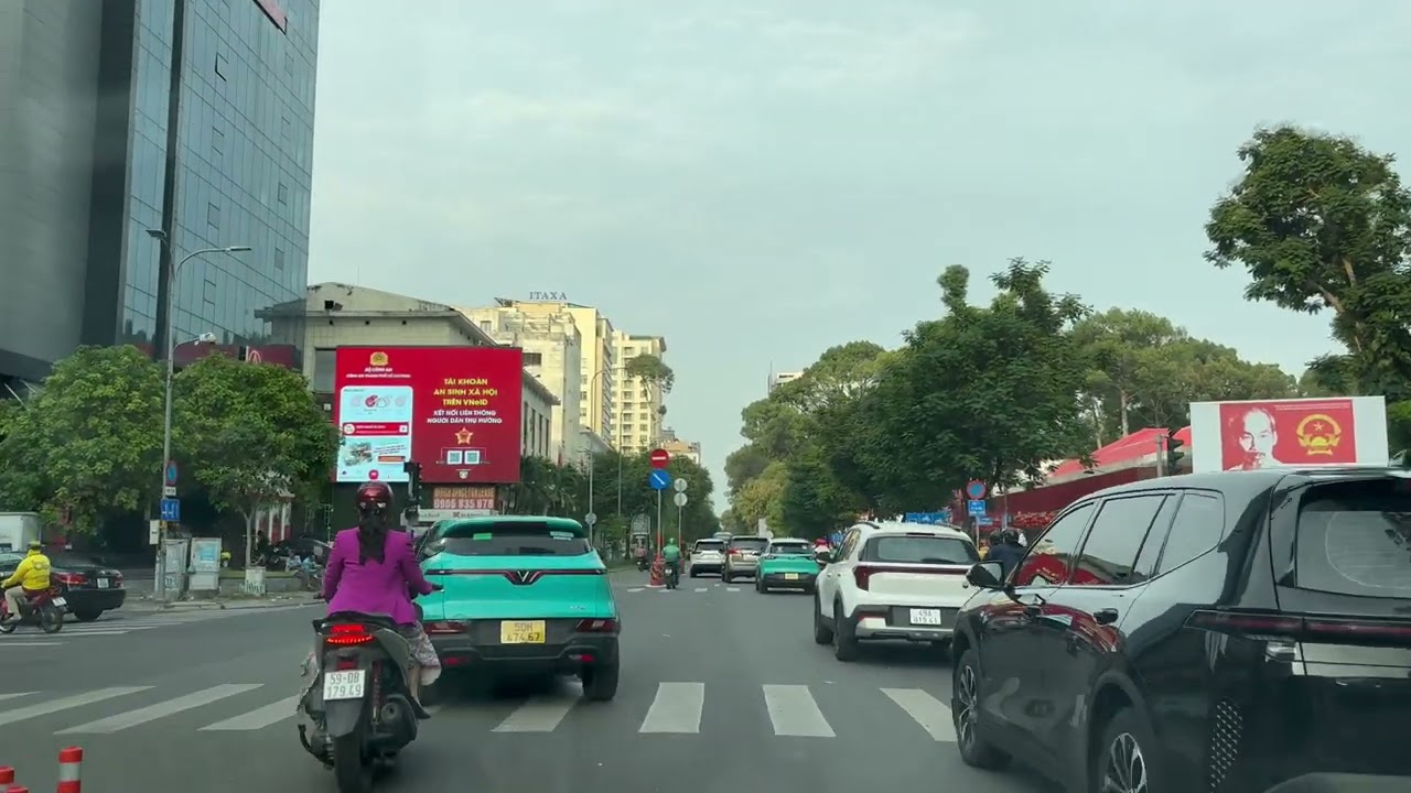 Chiều 26 tết Bính Ngọ (13/02/2026) - Hồng Thập Tự (NTMK) Khu trung tâm Sài Gòn vẫn đông.