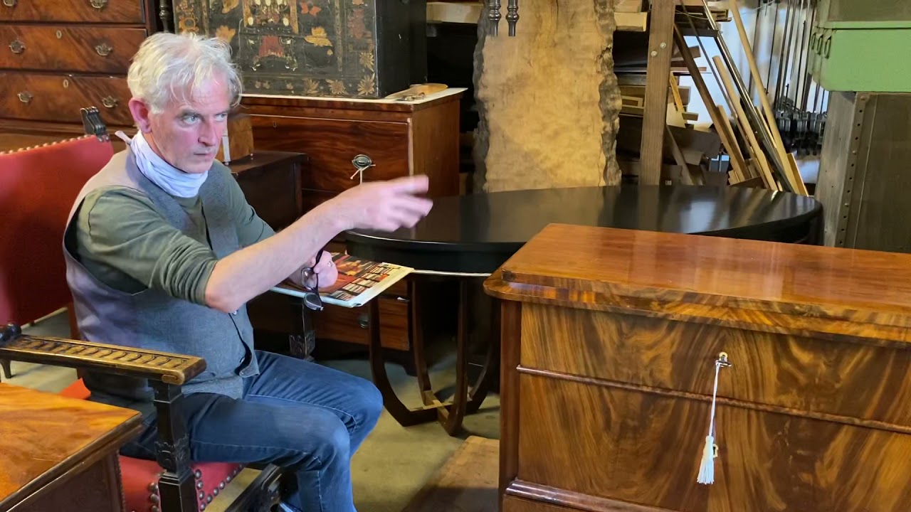 Kipper Opens a Berlin Biedermeier Chest of Drawers with Crotch of Mahogany Veneer