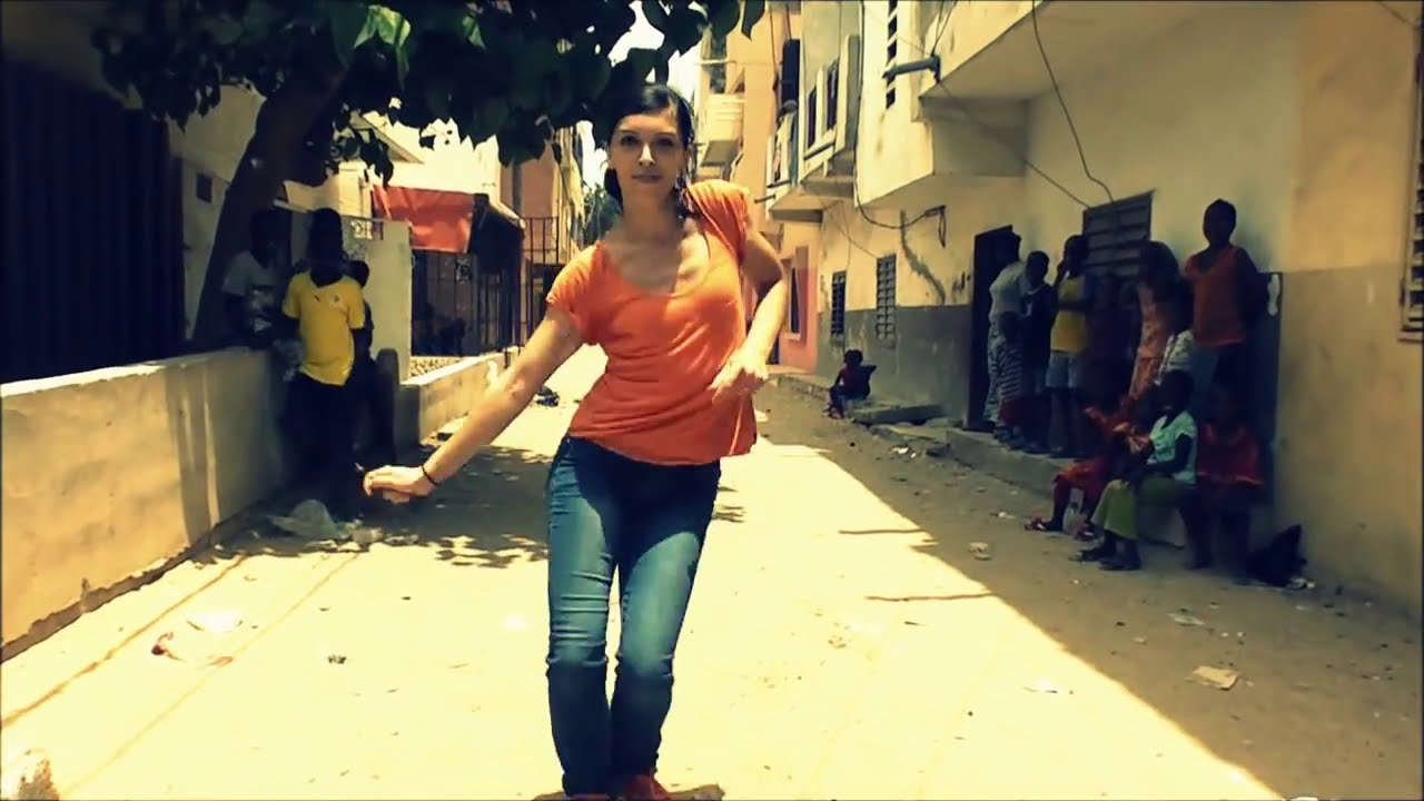 Angélique Larqué swing in Senegal