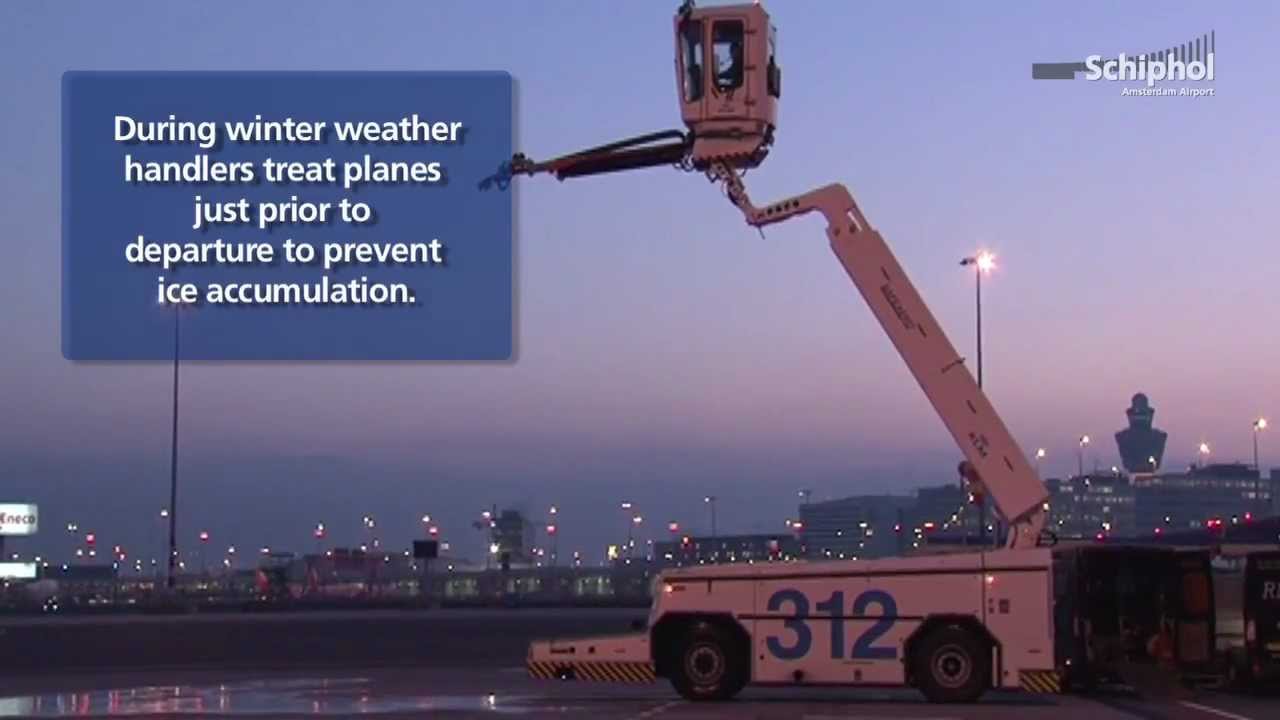 De-icing aircraft at Schiphol