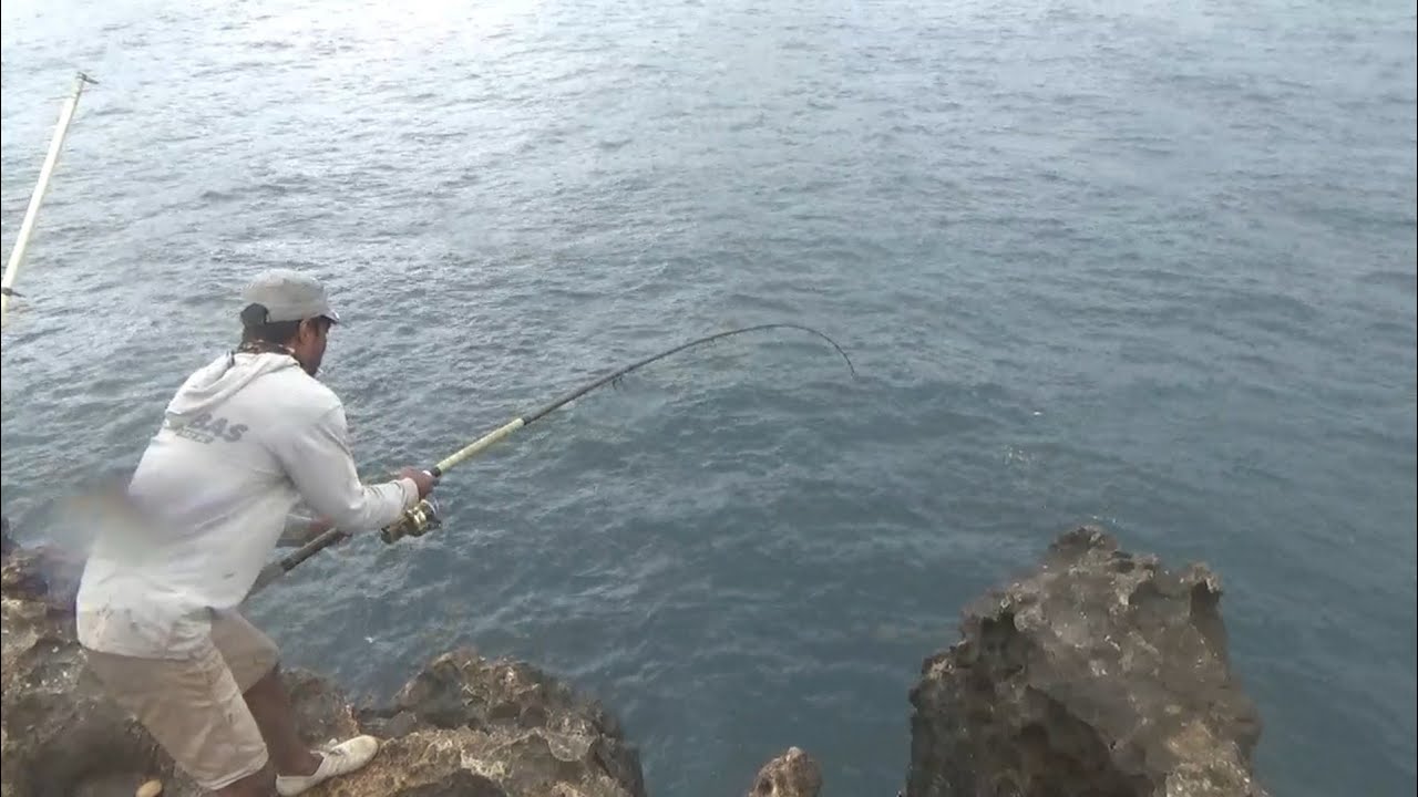 MANCING PINGGIRAN, PANTAI PASIR PUTIH PEHPULLOH || mancing ikan pogot (trigger fish)