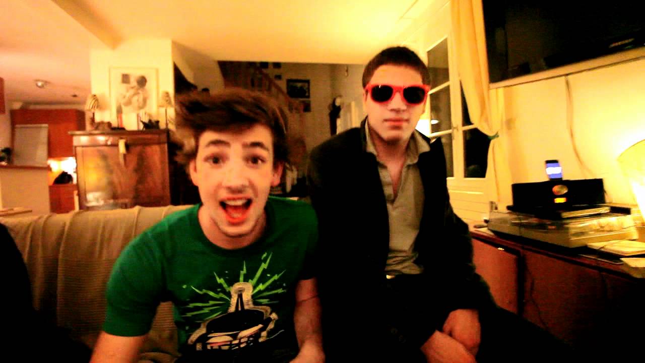 A dog eat Rayban glasses :O  Gobobow