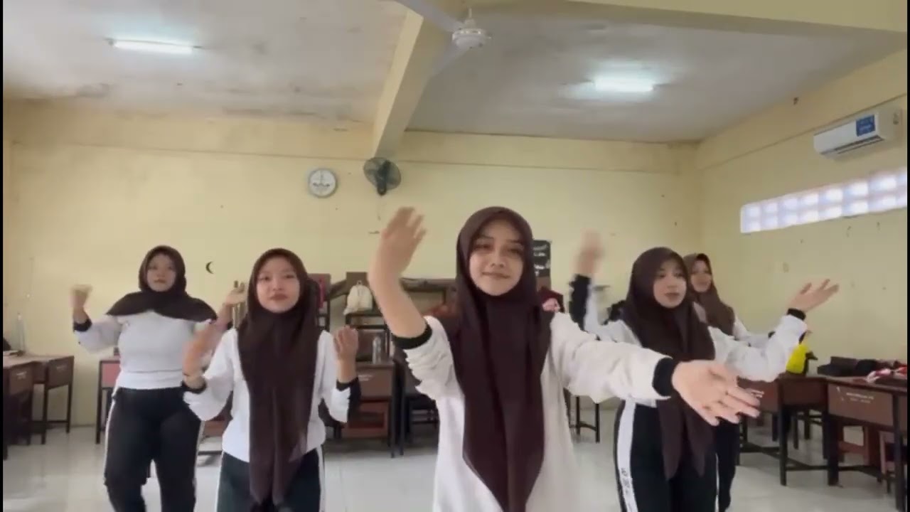 Praktek senam kreasi SMA Arrahman Depok. 12.1 Kelompok 3