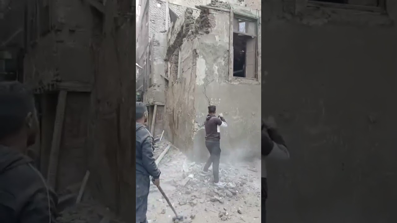 حوائط طينية صمدت لسنين وهدوها بالعافية.. لحظة إزالة عقار قديم في إمبابة 🏚️🚜