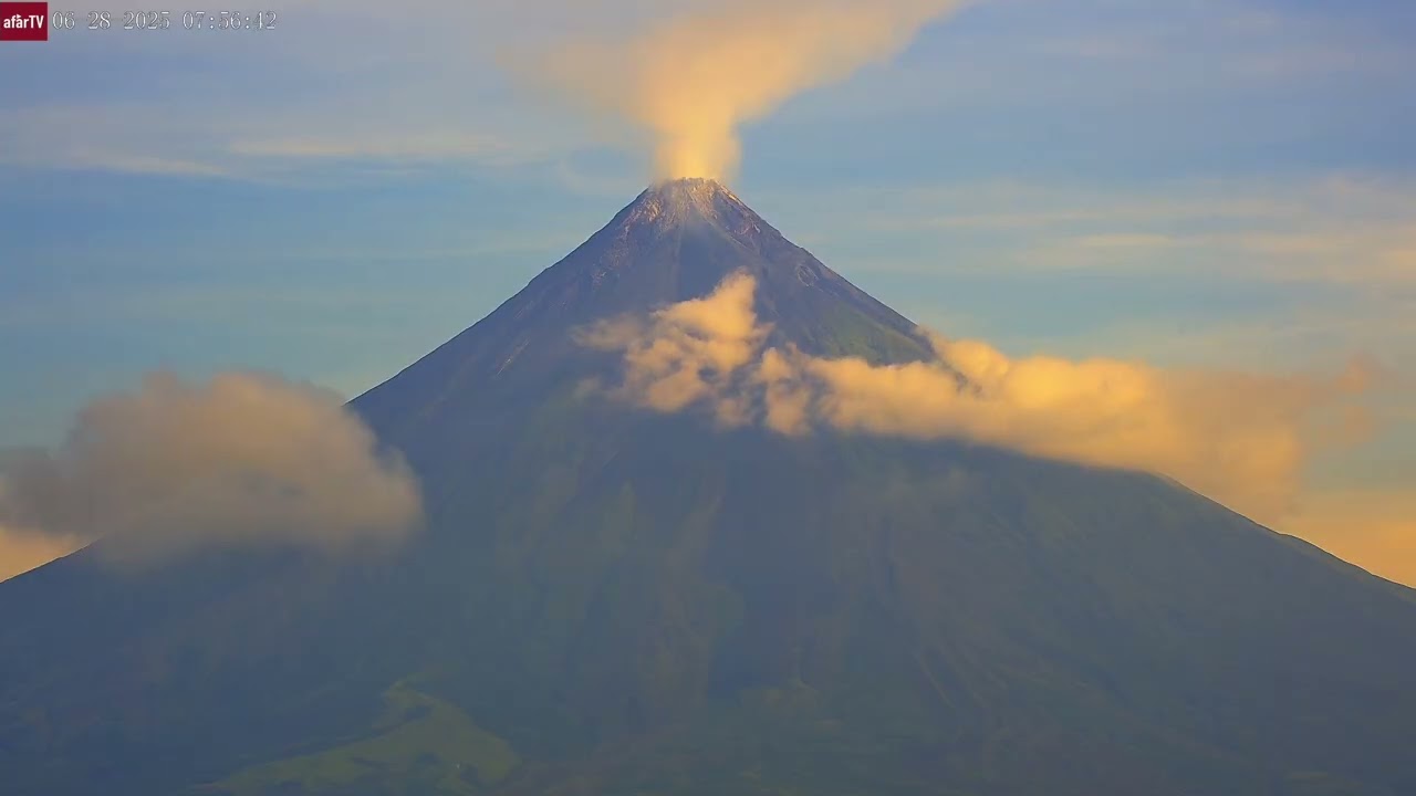 The Perfect Cone in Action – Mayon Volcano Timelapse (June 28, 2025)