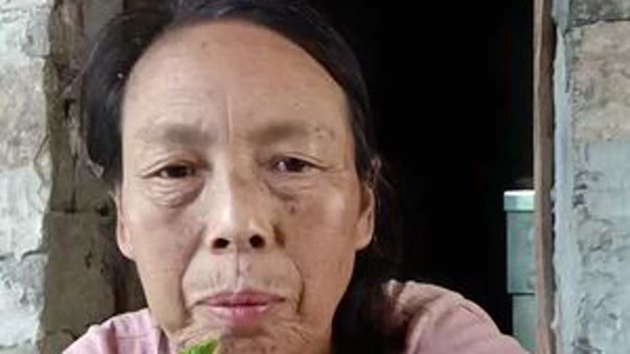 农村山卡卡，吃饭又简单，生活简朴，没毛病有个美女，说这是前十年的生活，这样简单生活，吃了，身体健康，吃的纯天然的菜，没打过农药，吃得安心，放心