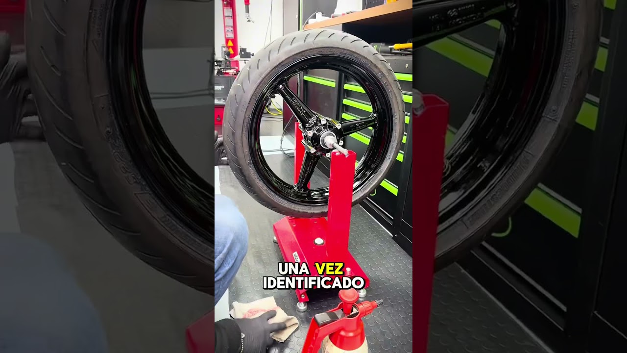Como montar un neumático con los discos y el montaje de la rueda en la moto 
