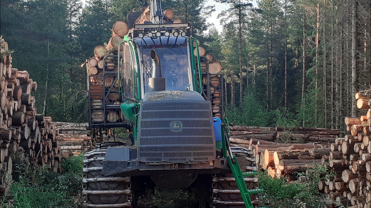 ajokoneella tuuraus hommia tekemässä.john deere 1210g