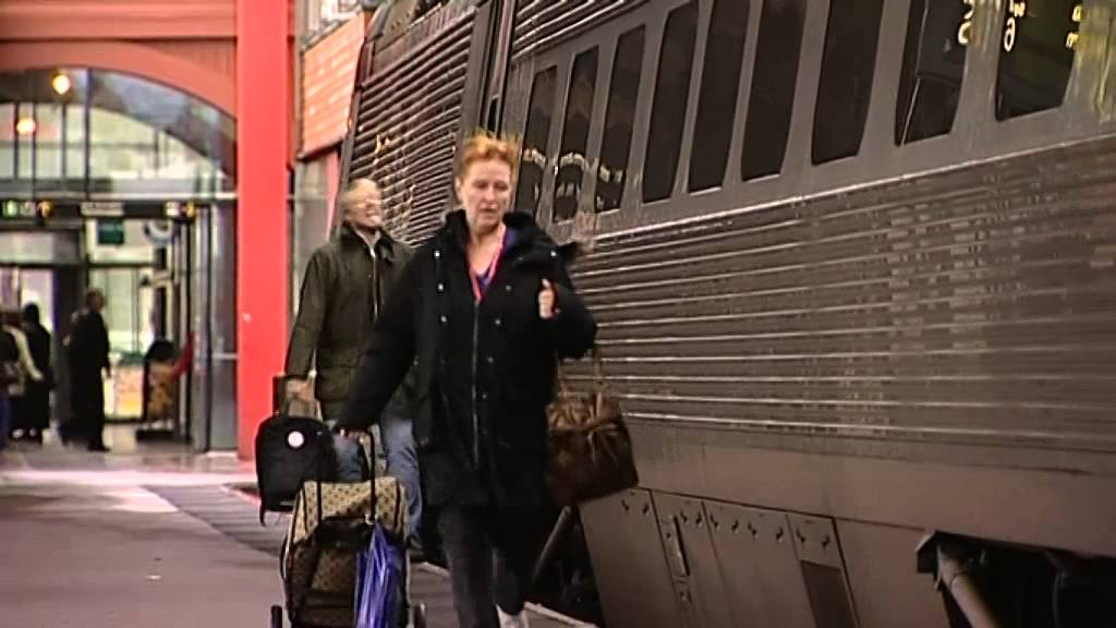 Kille missar tåget och blir MYCKET besviken - TV4Nyheterna