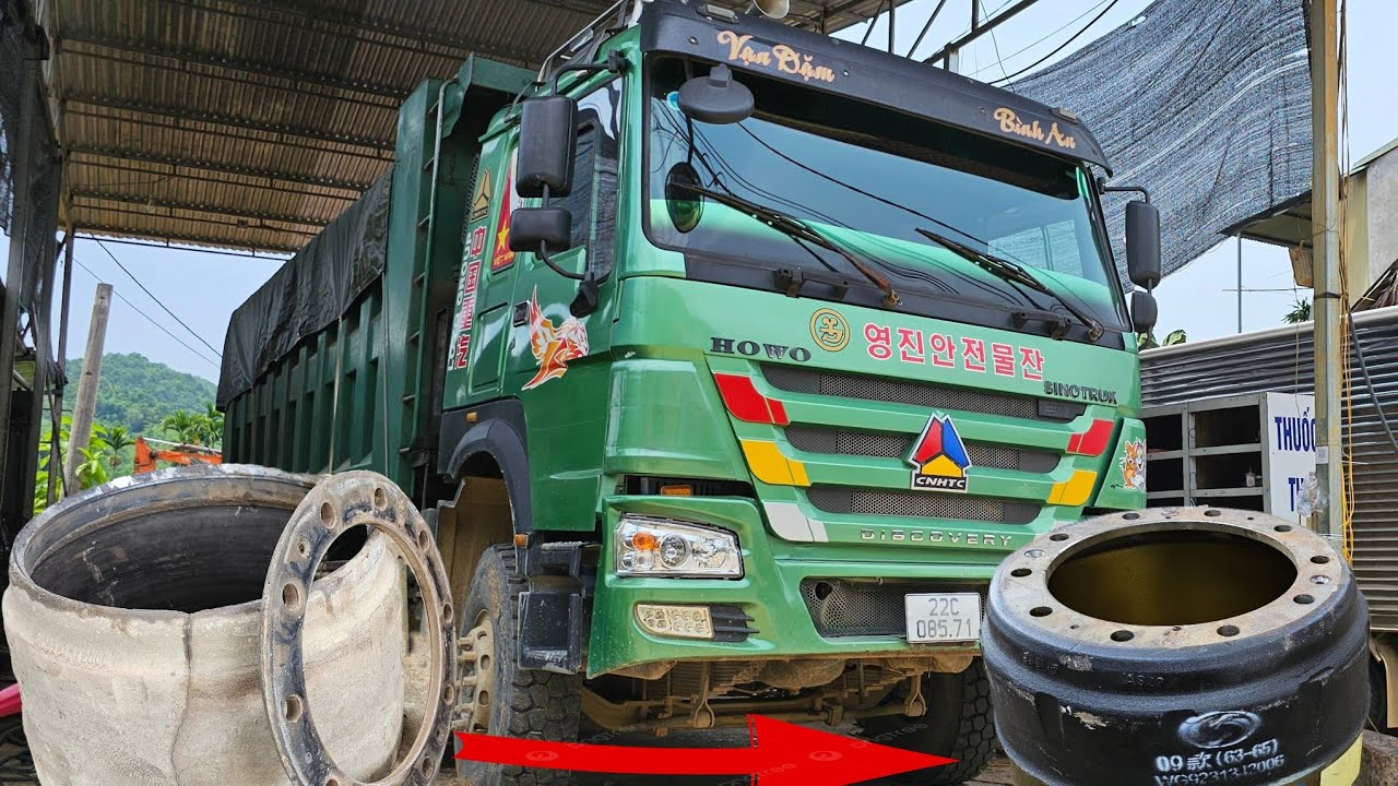 Howo truck carrying 50 tons had damaged rear wheels and cracked