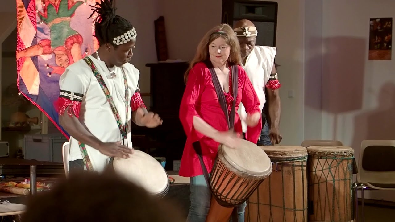 Rituelle afrikanische Tanz- und Musik-Performance Hamburg | Djembe Solo Sylvia Franke