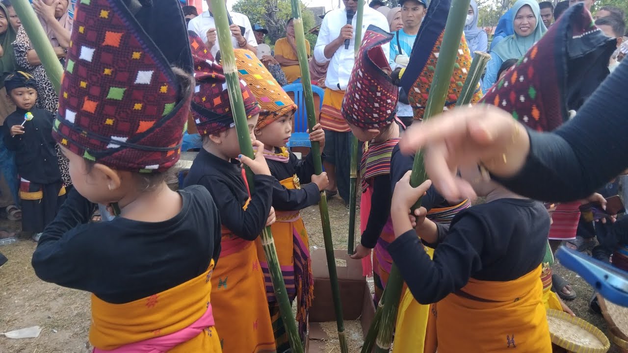 PARODI BUDAYA MENUTU ( MENUBUK PADI ) ADAT BAYAN || TK SANGKAREANG SUKADANA