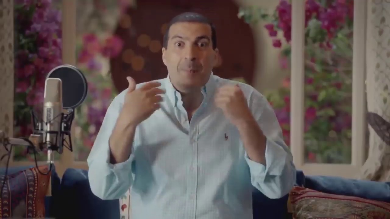 عمرو خالد يتعرض لمشكلة ويخرج منها بفضل لا حول ولا قوة إلا بالله