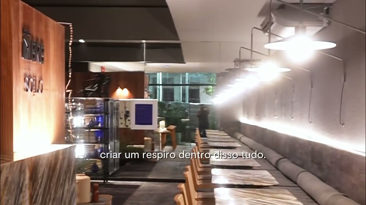 Carbono Café BRB impressiona pela paleta sóbria e iluminação intimista