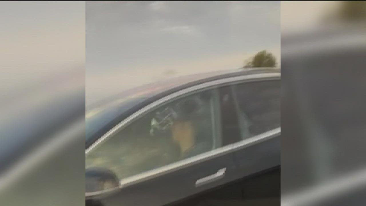Вирусное видео водителя Tesla, спящего за рулем, вызывает опасения по поводу безопасности