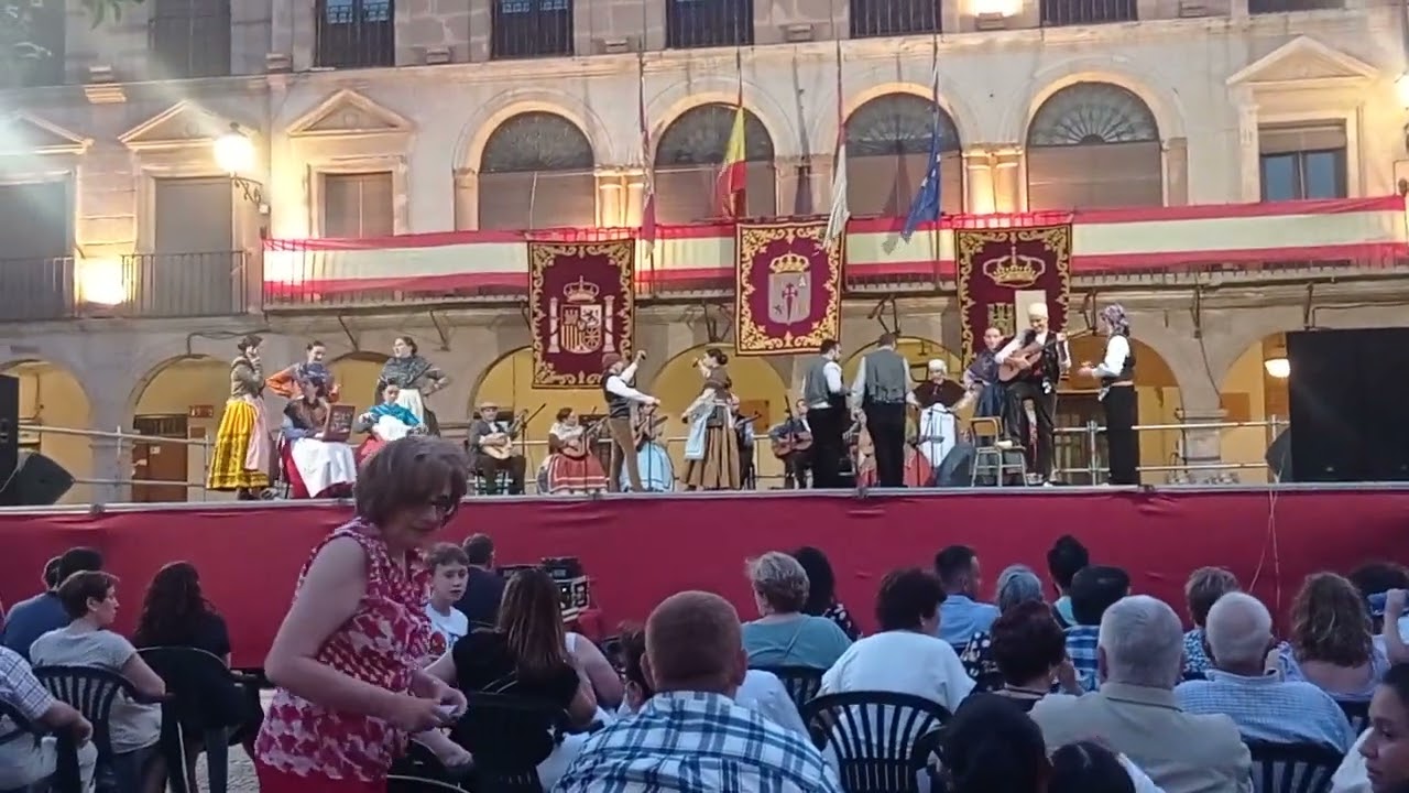 actuación de Villanueva de los infantes...Coros y danzas rosa del azafran(2)