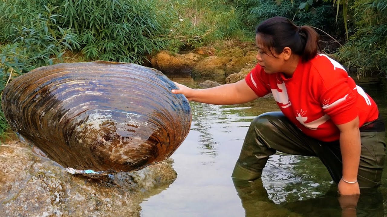 The girl caught a huge clam, and pearls were collected one by one