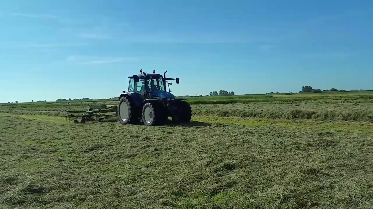 Leanwurk Bakker aan vierkante balen persen.