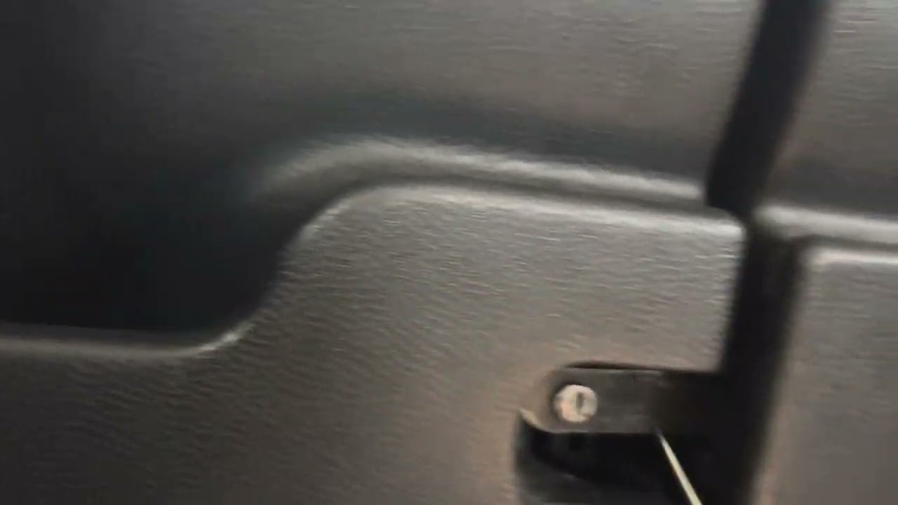 Mini Cooper Clubman R55 2014 right barn door won’t open(how to open manually)