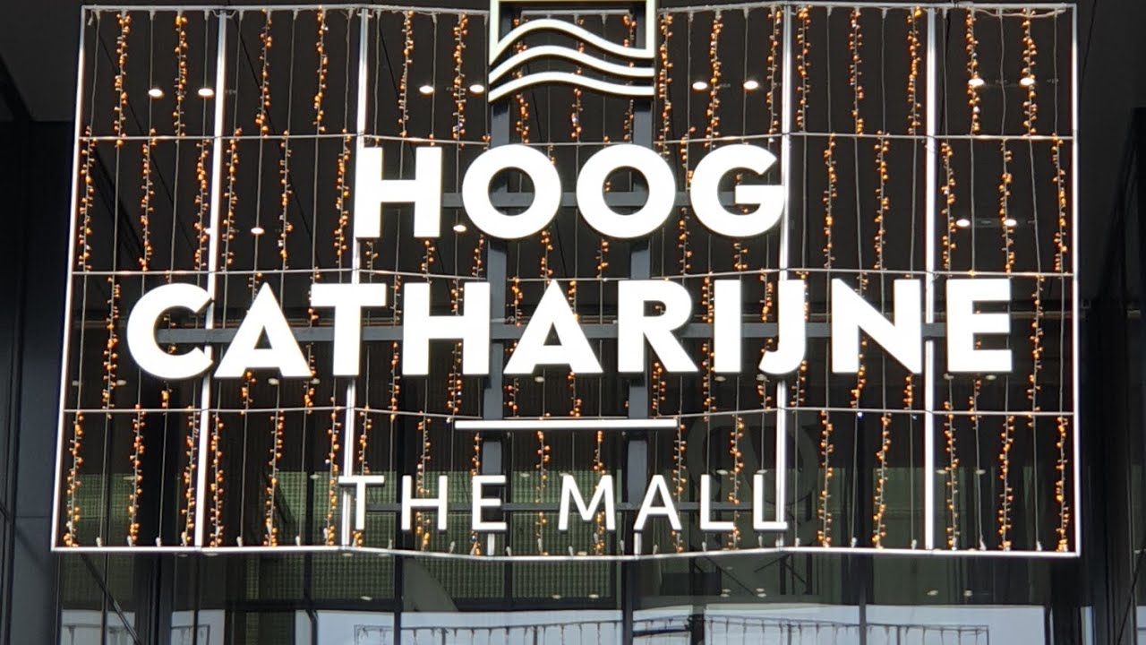 Wandelen / Walking in  Hoog Catharijne mall Utrecht  in lockdown II 2020