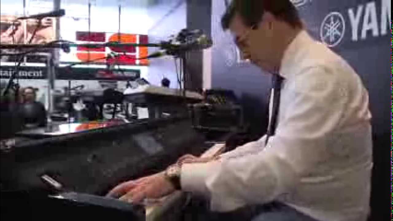 Peter Baartmans presenting the features of our new CVP 600 Clavinova Series.