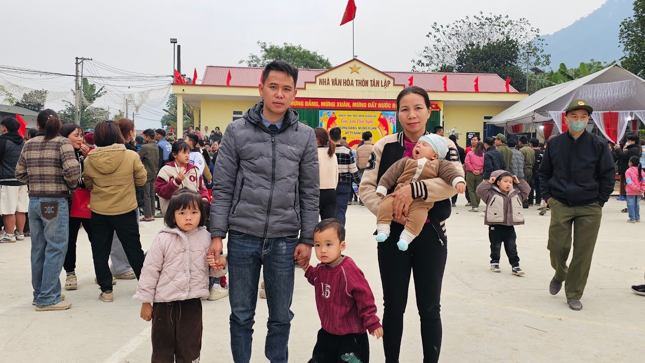 After Tet, Vui's family went to the festival and met Sung A Pao playing a stick pushing game.