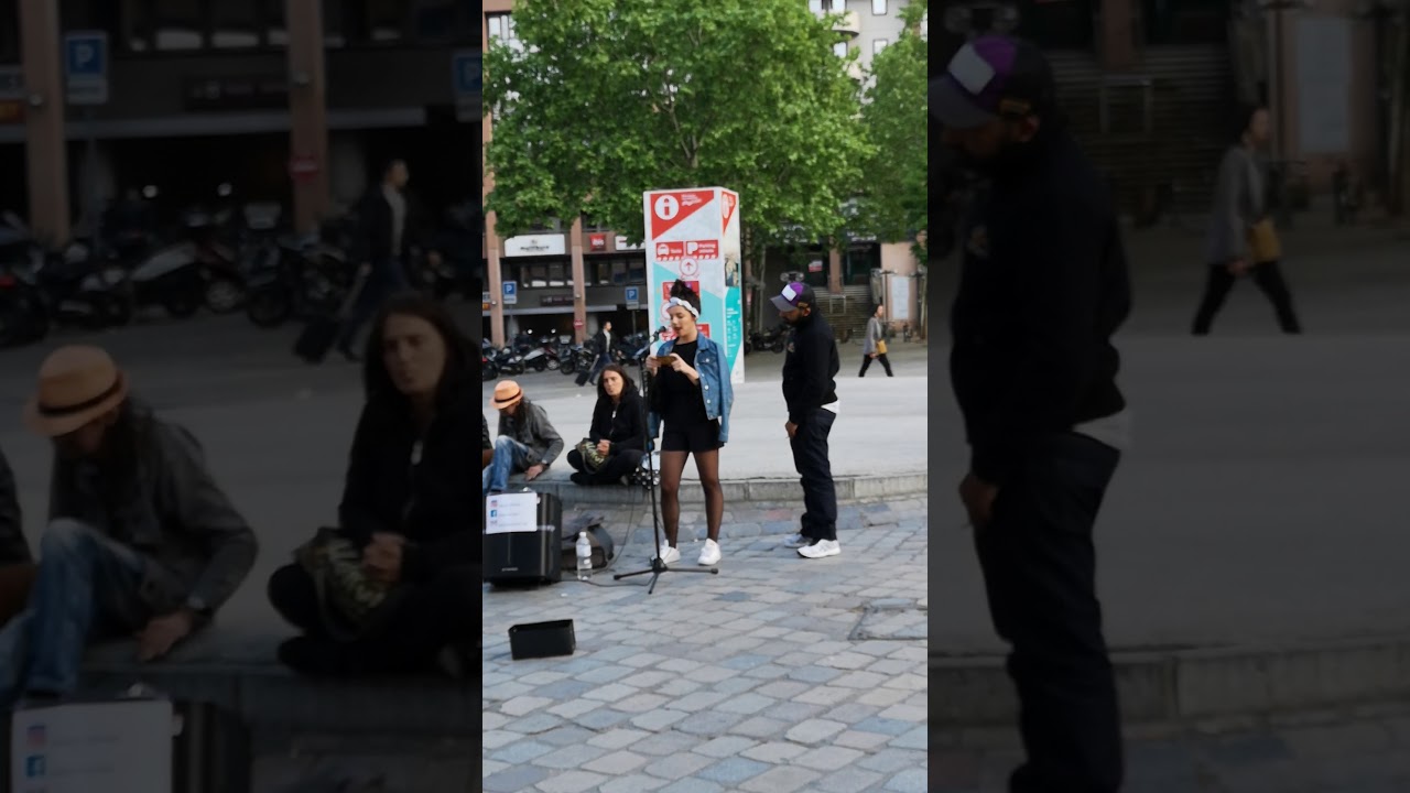 Olivia chante Formidable en pleine rue à Lyon