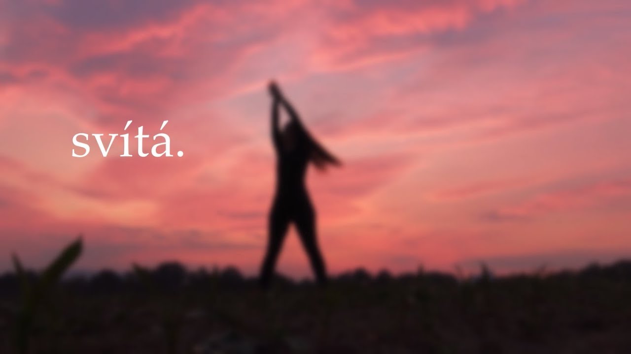 Anna Julie Slov&aacute;čkov&aacute; & Band | Sv&iacute;t&aacute; (Lyric video)