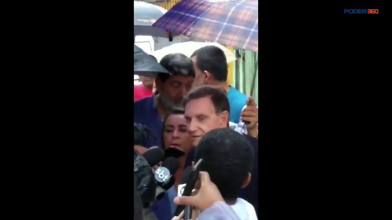 Morador do Rio de Janeiro joga lama em Crivella