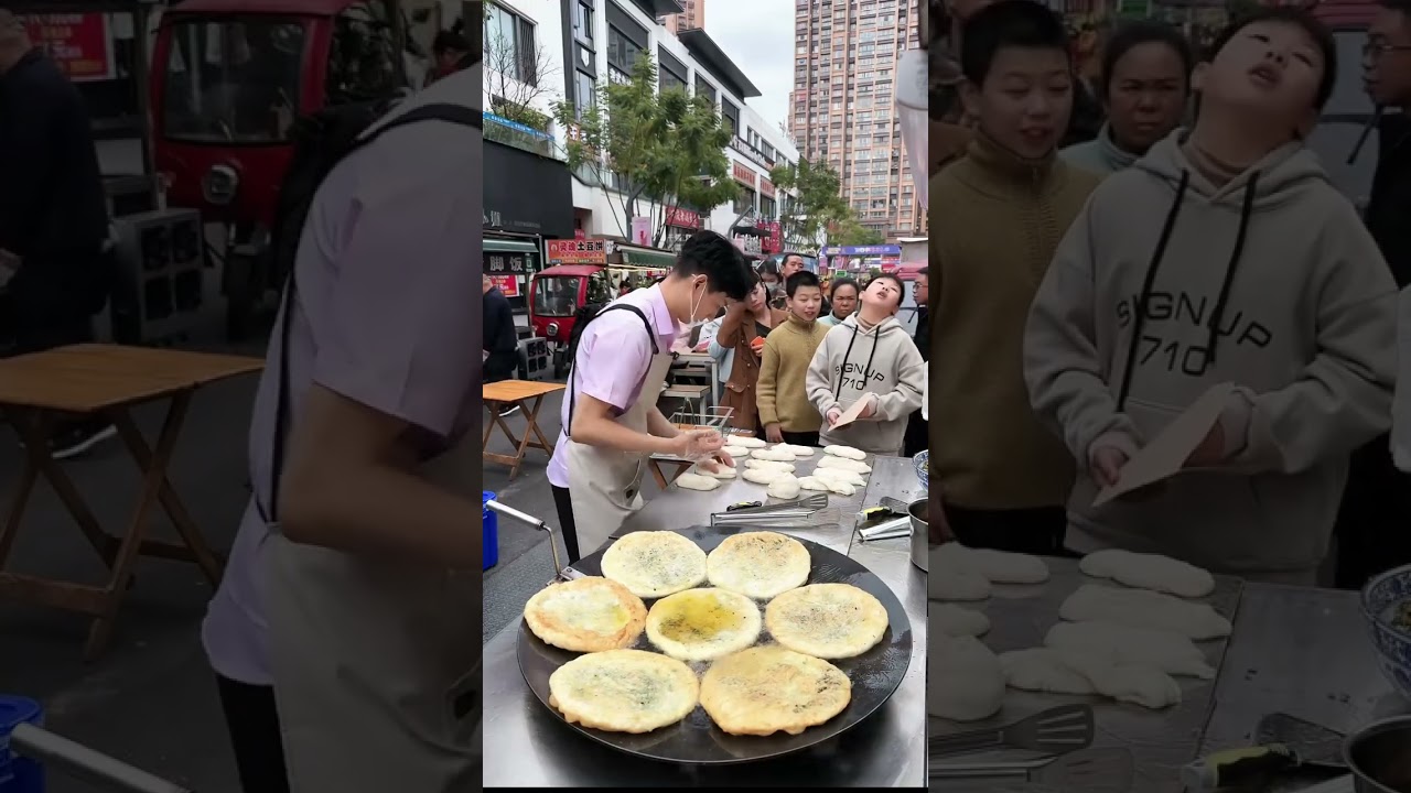帅哥葱油饼刚出锅就被大爷大妈抢光。这一口，香迷糊了，直接封神！#路边摊美味