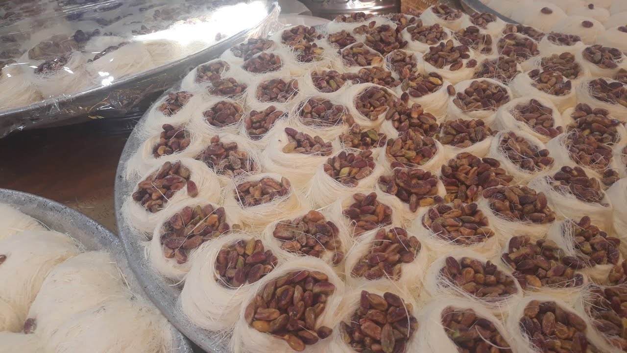 غزل البنات الحلبية بلفستق والقشطة😍😋 أكلة خاصة😎حصرآ☝️ في حلب لاتنسى لاشتراك في القناة ومشاركة الفيديو